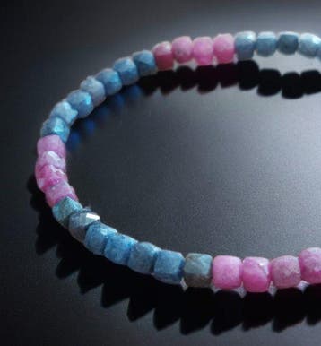 Robijn en saffier. Tweekleurige armband van hoge kwaliteit.