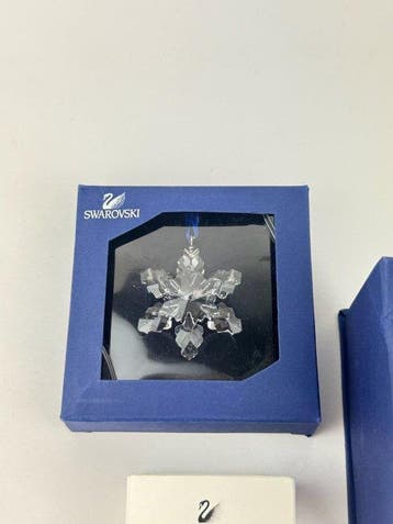 Themacollectie - Swarovski papiergewicht kristal, broche en