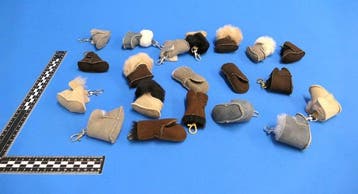 Porte-clés en cuir d’agneau, conçu comme gant et bottes Peau