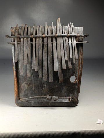 Piano à pouces traditionnel Sanza / Mbira en bois patiné et