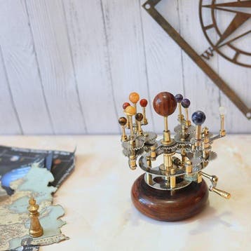 Luxe orrery-zonnesysteemmodel met Zon, Mercurius, Venus,