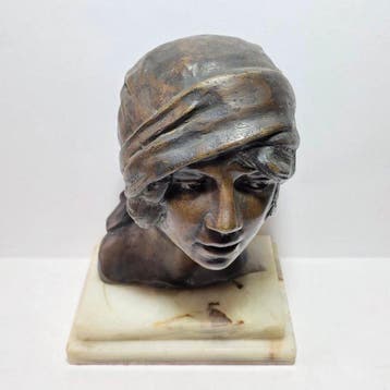 Gesualdo Gatti (1855-1893) - sculptuur, Donna con Copricapo