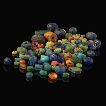Oud-Romeins Collectie van ± 100 Romeinse veelkleurige glazen