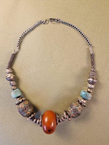 Antieke Amazigh (Berber) bruidsschat-sieraden van de Ait, Antiek en Kunst