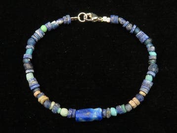 Oud-Bactrisch Armband gemaakt van lapis-lazuli kralen met