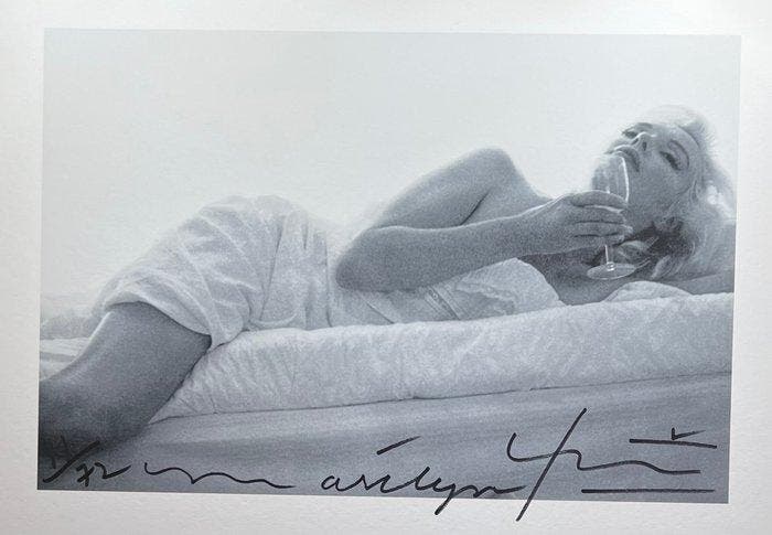 Bert Stern (1929–2013) - Marilyn Monroe Drinking Wine on the, Antiek en Kunst, Kunst | Designobjecten