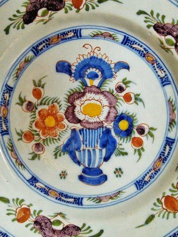 Bord - Heel grote 18e-eeuwse schotel met bloemen in Medici