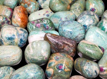 5 kg natuurlijke robijn in fuchsite-getrommelde stenen -