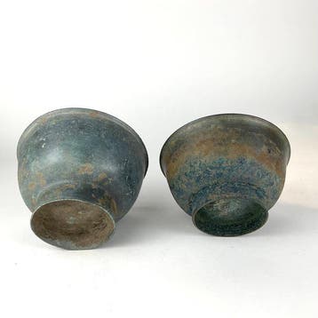Paar rituele bronzen Khmer bekers op een getailleerde steel.