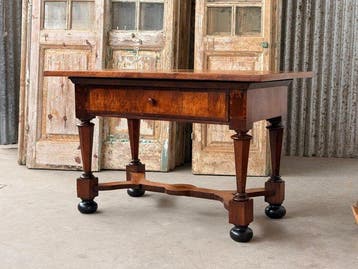 Table - Table à pieds croisés, table à pieds croisés, pied