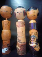 Beeldje, Zes Vintage Kokeshi met tekeningen op de schors -