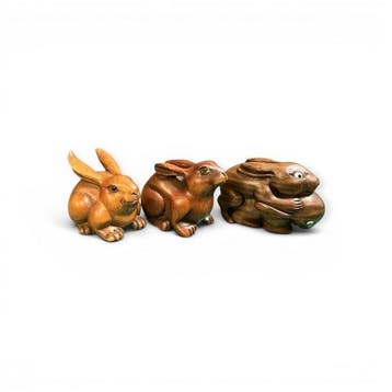 Drie gesigneerde Japanse houten netsuke – konijnensnijwerk