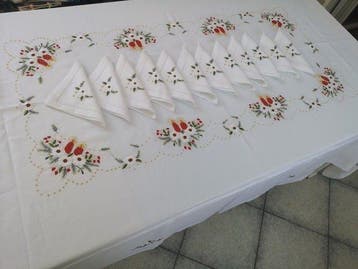 Tovaglia Natalizia in puro lino ricamata a mano 12 posti