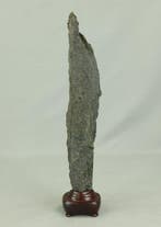 Steen - Suiseki Stone 1 kg met houten standaard - Shwa, Antiek en Kunst