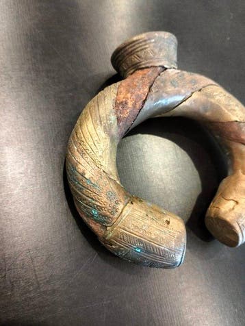 Indrukwekkende munt-armband uit oude primitieve kunst, van