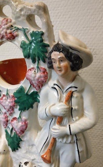Staffordshire - Beeld, zakhorlogehouder - 31 cm - Keramiek, Antiquités & Art