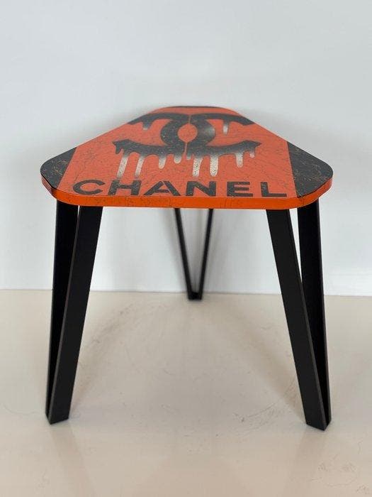 Rob VanMore - Triangle Tea by Chanel Drip Table S, Antiquités & Art, Art | Objets design
