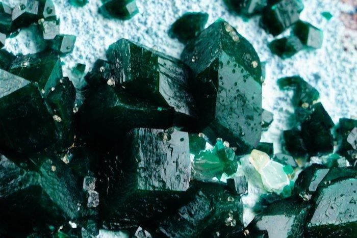 MUSEUM Dioptase met Calciet en Shattuckiet - uniek exemplaar, Collections, Minéraux & Fossiles