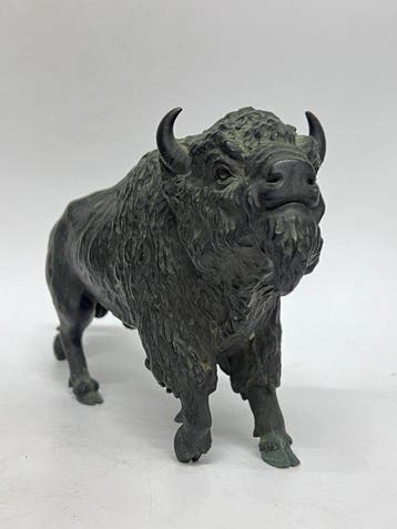 Een levensechte bronzen bizon. - Signed Toku Atsuyoshi saku