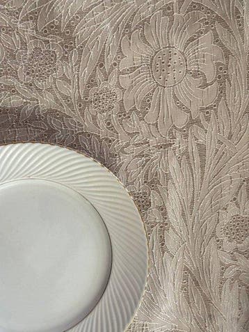 Nappe pour table avec détails : broderie, gravure florale et
