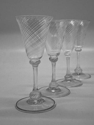 Drinkset (4) - Luikse Wijnglazen 18e/begin 19e eeuw -