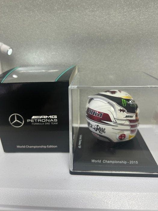 Spark 1:5 - Modelauto - Lewis Hamilton 2015 World Champion, Hobby en Vrije tijd, Modelauto's | 1:5 tot 1:12