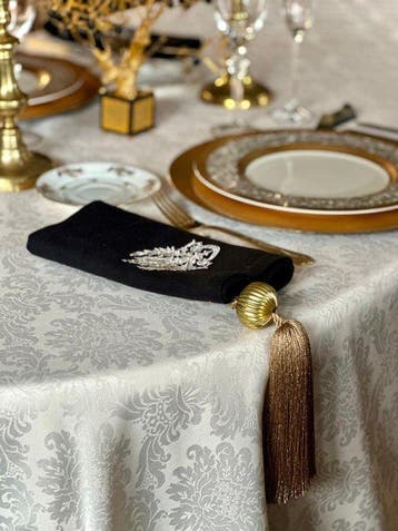 Wit damast tafelkleed voor ruime tafels, met bloemendamast.