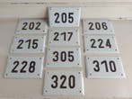 10 plaques émaillées vintage numérotées, 16 × 10 cm. -