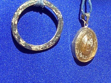 Romain antique Verre Deux objets en verre romain —