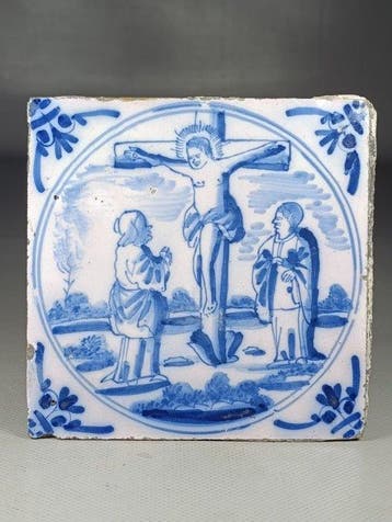 Tegel - Christelijke scène / De Kruisiging in een medaillon