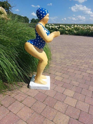 Statue, large garden statue 110 cm high lady in bathing suit, Antiquités & Art
