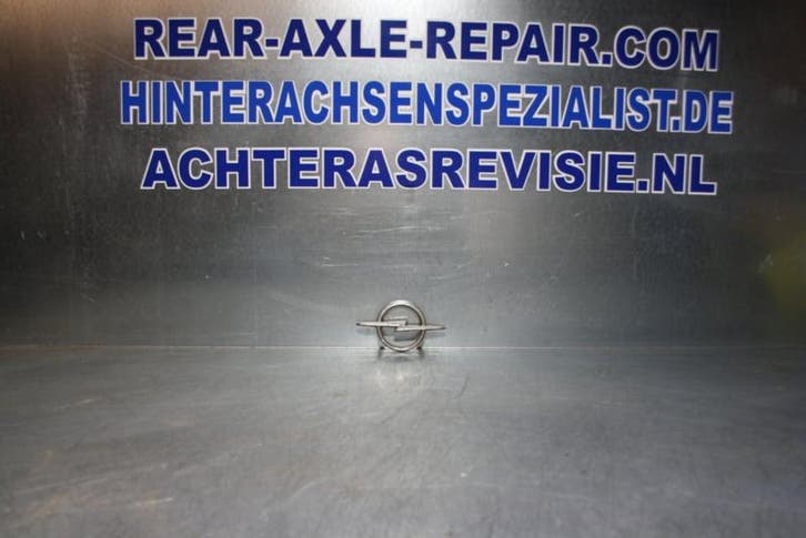 Embleem Opel Kadett B, gebruikt. (Emblemen, Overig), Auto-onderdelen, Carrosserie, Gebruikt, Opel, Verzenden