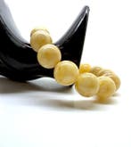 Armband met witte Baltische barnsteen kralen, 16 mm, 32,1 g