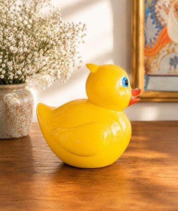 Sculpture, design eend – Geel gelakt decoratief beeldje –