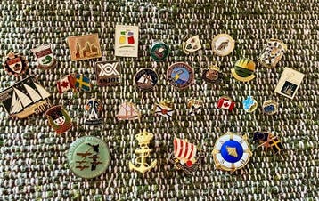 Collection de souvenirs - Environ 30 broches émaillées