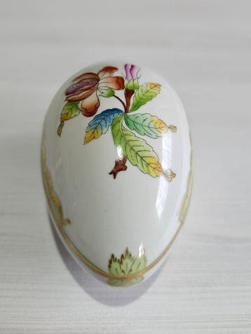 Herend - Plat - Porcelaine - Bibelot Herend en forme dœuf.