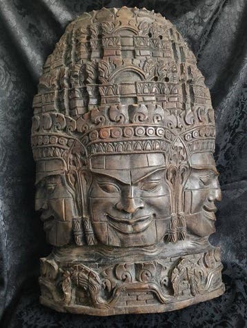 Grote Gezichtentoren uit hout gesneden in Khmer-stijl