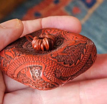 Rode laklaag Manju van een draak - Lak - Japan - 19e eeuw