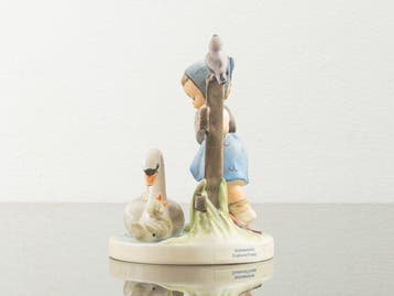 Goebel - M.I. Hummel - Figure - Schwanenteich / Feathered