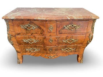 Commode - Noyer - Commode élégante de style Louis XV.