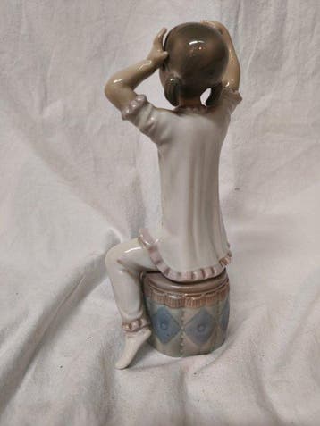 Lladró - Vicente Martínez - Figuur - Niña lavandose el pelo, Antiek en Kunst