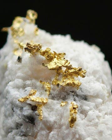 Zeer zeldzaam geel goud, natuurlijk voorkomend, in matrix