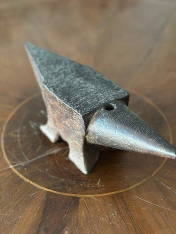 Werkgereedschap Industrieel design - Oud aambeeld voor op de