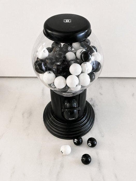 Dino - Distributeur bonbon Chanel, Antiek en Kunst, Kunst | Designobjecten