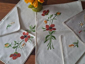 Prachtige set lopers en bijpassende servetten met bloemen