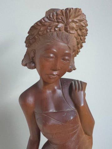 Groot Balinees houtsnijwerk van een jonge vrouw in sarong -