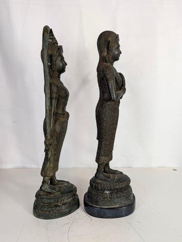 Een paar Thaise vrouwelijke figuren met attributen – brons –