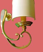 Wandkandelaar (2) - Verguld messing - wit linnen met voluten, Antiek en Kunst, Antiek | Verlichting