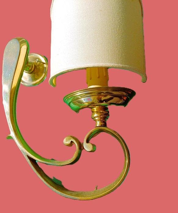 Wandkandelaar (2) - Verguld messing - wit linnen met voluten, Antiek en Kunst, Antiek | Verlichting