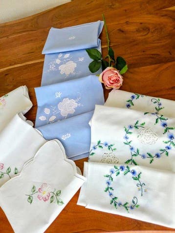 3 Vintage-Tischdecken – 100% Baumwolle – Florale Motive &